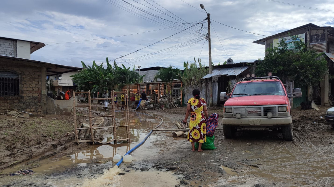 En el barrio 50 casas, de Esmeraldas, los moradores colocaron una manguera para sacar el agua de las casas, el 6 de junio de 2023.