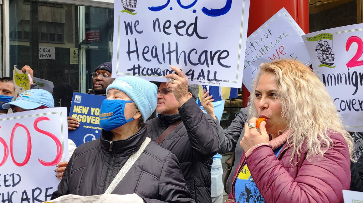 Inmigrantes protestan en Nueva York por un plan médico, en abril de 2023.