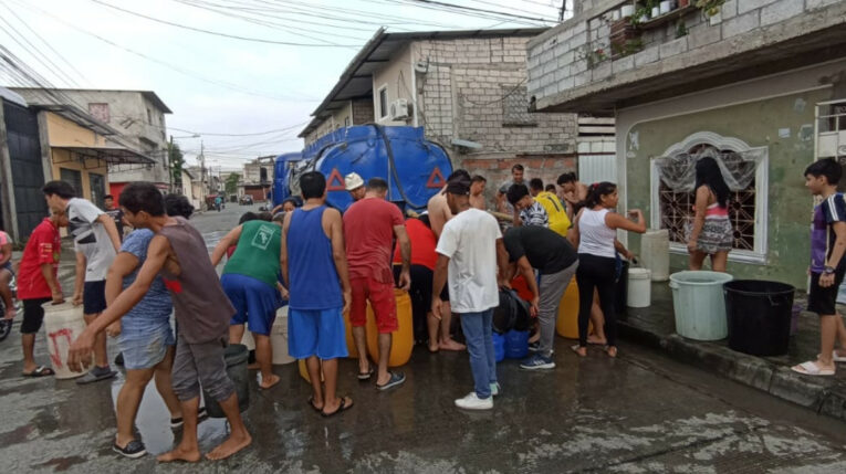Moradores del sector Vergeles, norte de Guayaquil, se abastecen de agua por tanqueros, el 6 de junio de 2023. 