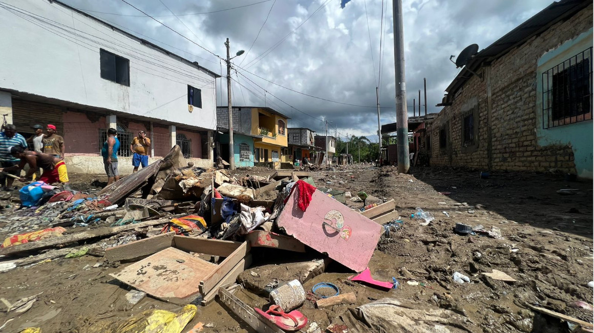 Restos de los objetos y pertenencias de habitantes de Esmeraldas, tras las fuertes inundaciones, el 7 de junio de 2023. 
