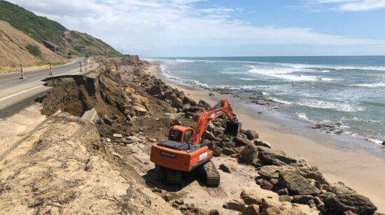 El sector La Resbalosa, en la vía San Lorenzo-Puerto Cayo (Manabí) sufre daños recurrentes ante el incremento del mar por los aguajes.  