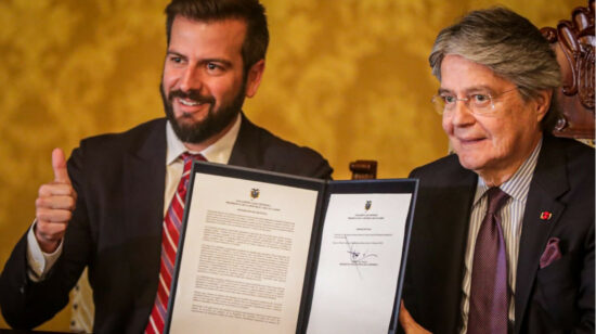 El ministro de Economía, Pablo Arosemena, junto al presidente Guillermo Lasso, en la firma del decreto ley de Zonas Francas, el 23 de mayo de 2023. 