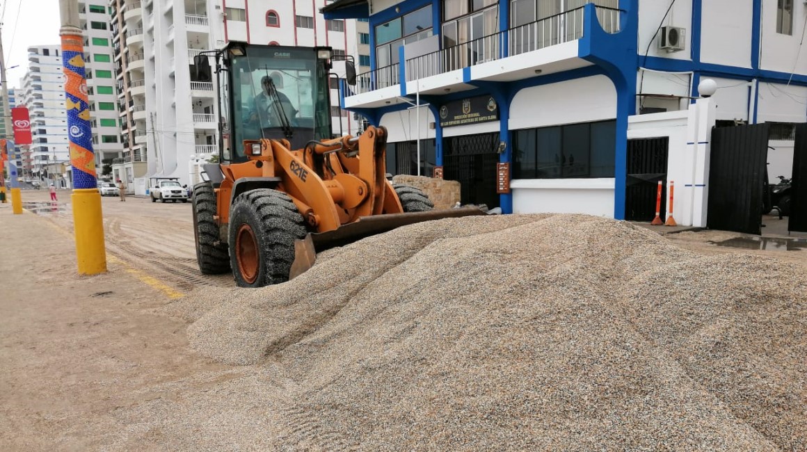 Los aguajes y oleajes suelen llenar de arena, conchilla y agua de mar la calle principal del Malecón de Salinas, Santa Elena, como sucedió en enero del 2023.