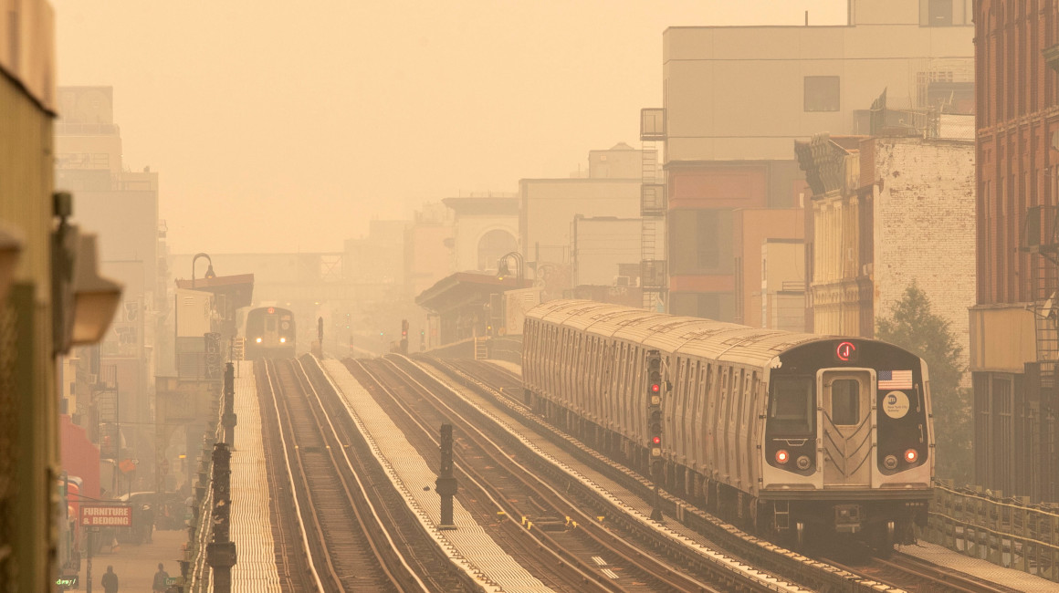 Un tren en Nueva York, donde el aire se ha contamidado por el humo de los incendios de Canadá, el 7 de junio de 2023. 