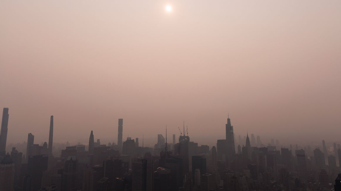 Imagen panorámica de Nueva York con humo de los incendios de Canadá, el 7 de junio de 2023. 