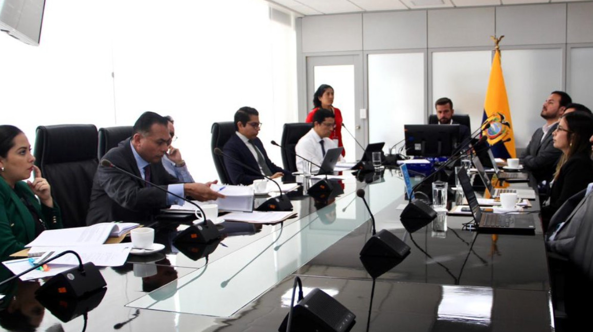 El ministro de Economía, Pablo Arosemena, reunido junto al equipo del Ministerio, para la comparecencia telemática ante la Corte Constitucional, sobre la urgencia del decreto-ley de reforma tributaria, el 6 de junio de 2023.
