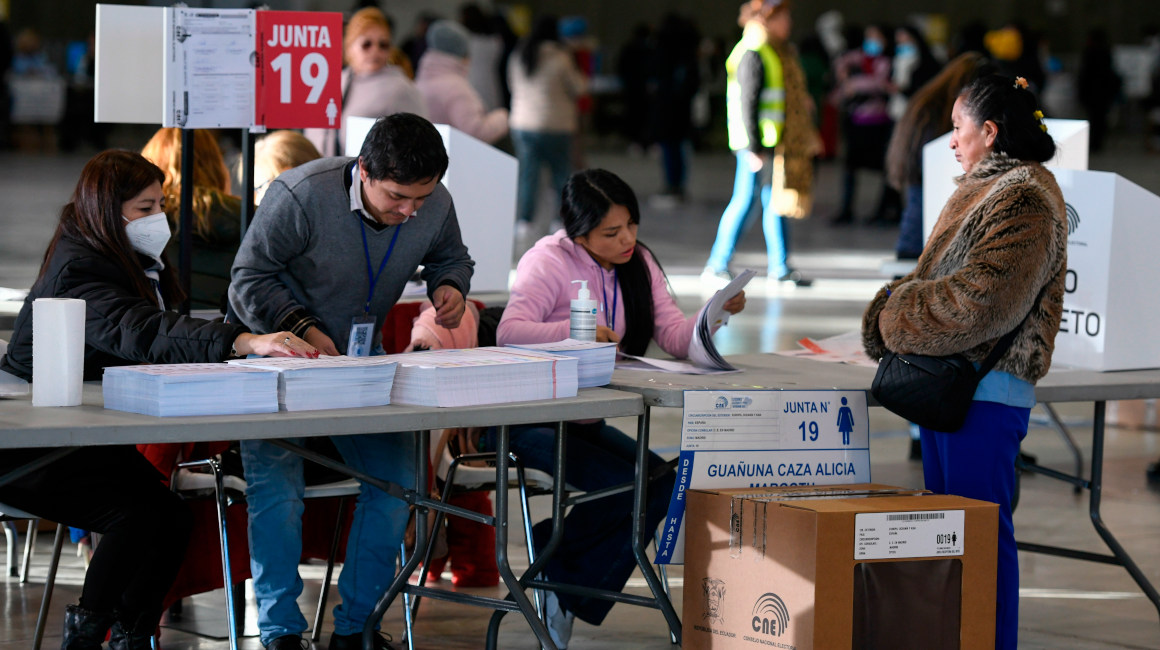 Ecuatorianos residentes en España votan este 5 de febrero, en el Pabellón de Cristal de la Casa de Campo en Madrid.