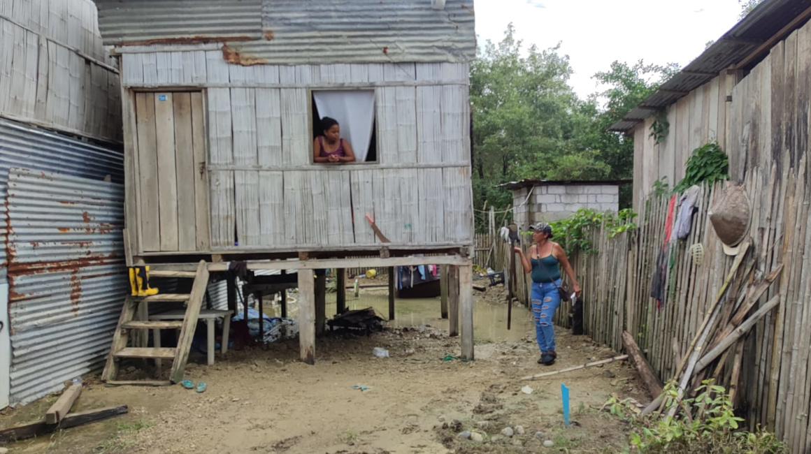Isabel Quiñónez (abajo) conversa con una habitante del barrio '18 de Febrero', el 7 de junio de 2023.