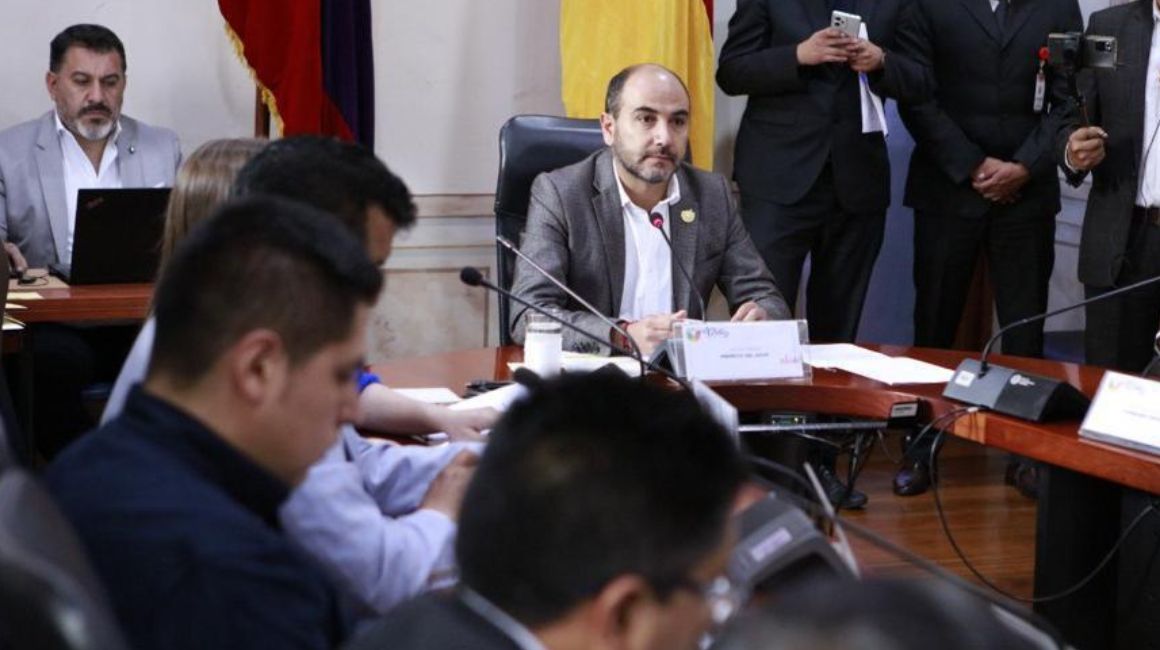 Juan Cristóbal Lloret, prefecto del Azuay, preside la sesión de la Cámara Provincial, el 6 de junio de 2023.