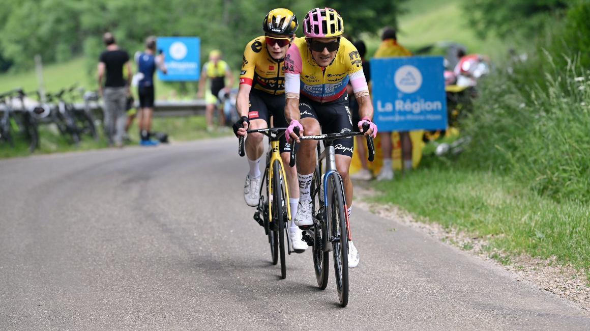 Richard Carapaz y Jonas Vingegaard disputando la Etapa 5 del Critérium du Dauphiné, el 8 de junio de 2023. 
