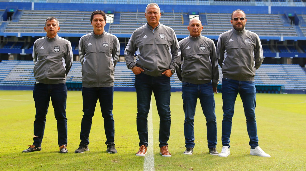 Hernán Torres y su cuerpo técnico, en el estadio George Capwell, el 8 de junio de 2023.