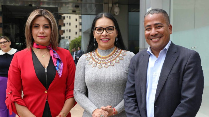 Linda Romero y Bolívar Armijos, durante la aceptación de su candidatura, junto a la presidente del CNE, Diana Atamaint (centro), el 8 de junio de 2023.