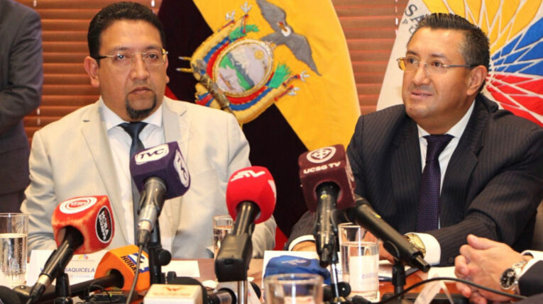 Virgilio Saquicela, expresidente de la Asamblea Nacional, e Iván Saquicela,  presidente de la Corte Nacional, durante la entrega de un proyecto de ley, el 18 de abril de 2023.