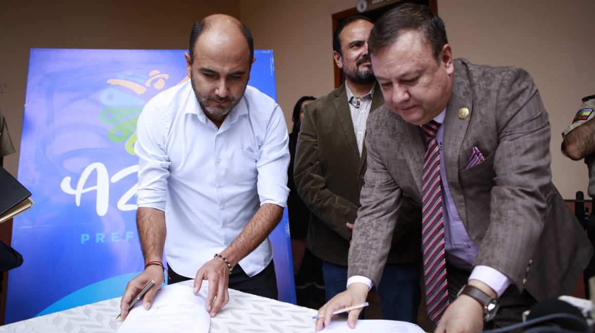El prefecto del Azuay, Juan Cristóbal Lloret, y el ministro del Interior, Juan Zapata, firman un convenio para la seguridad, el 8 de junio de 2023.