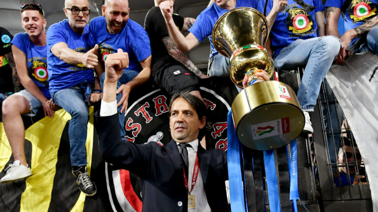 Simone Inzaghi, levantando el trofeo de la Copa Italia con el Inter, el 11 de mayo de 2023.