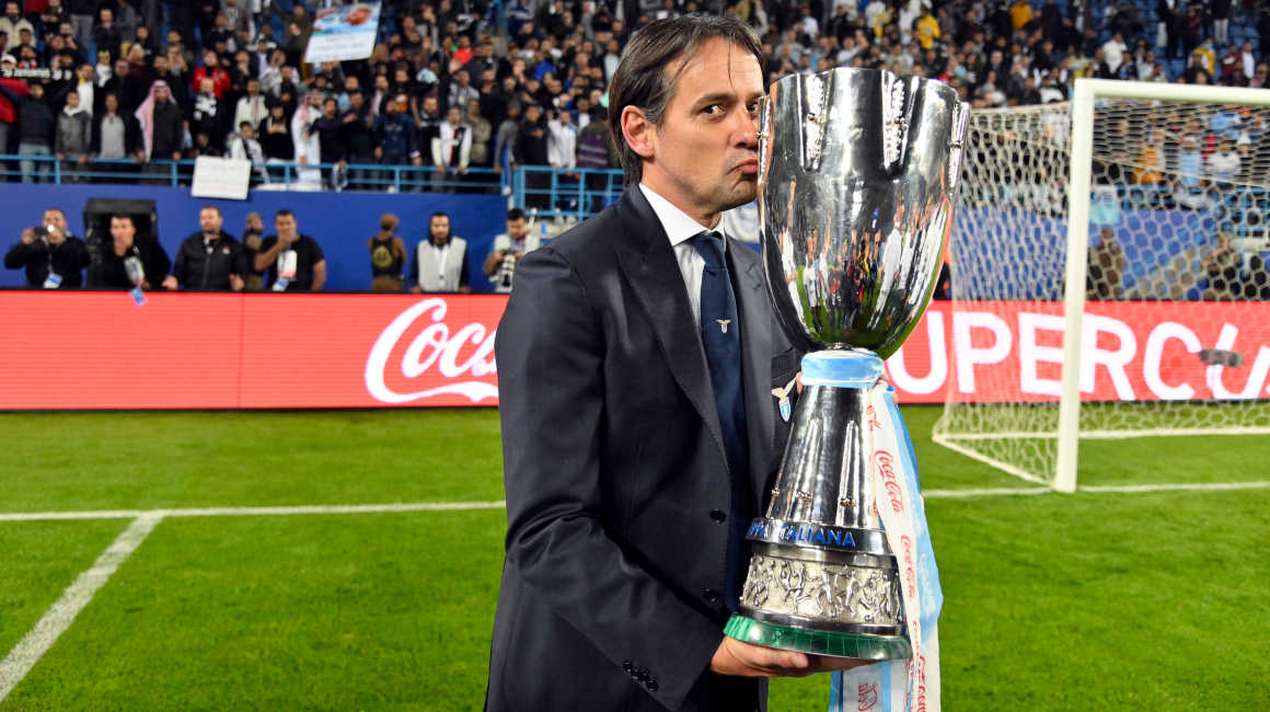 Simone Inzaghi, con el trofeo de la Supercopa de Italia que ganó con la Lazio.