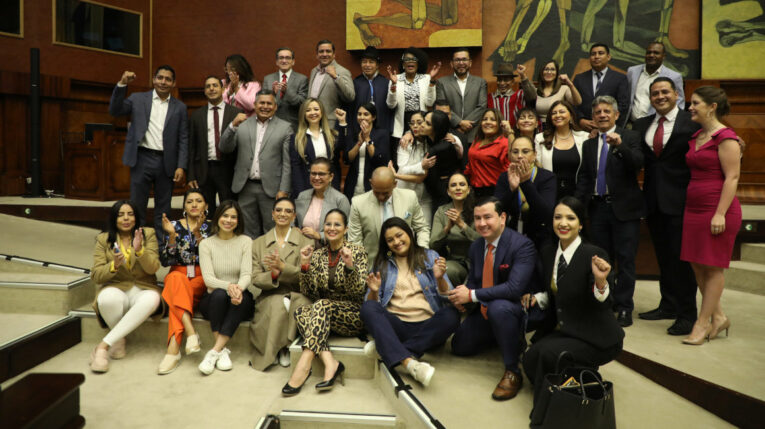 La bancada correísta, de la Revolución Ciudadana, celebra el inicio del juicio político contra Guillermo Lasso, el 16 de mayo de 2023.
