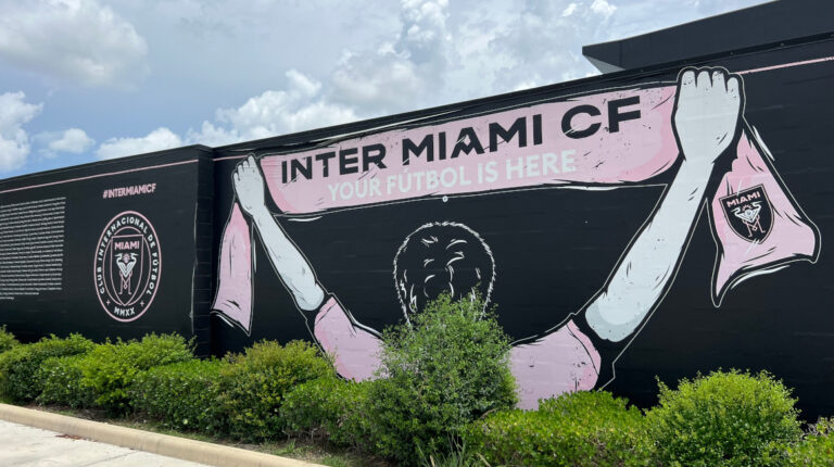 Fotografía de un mural del Inter Miami en el estadio DRV PNK, el 8 de junio de 2023.