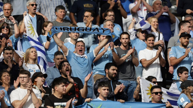 Un hincha de Uruguay anima en el partido de las semifinales de la Copa Mundial Sub 20 entre Uruguay e Israel en el estadio Diego Armando Maradona en La Plata, el 8 de junio de 2023.