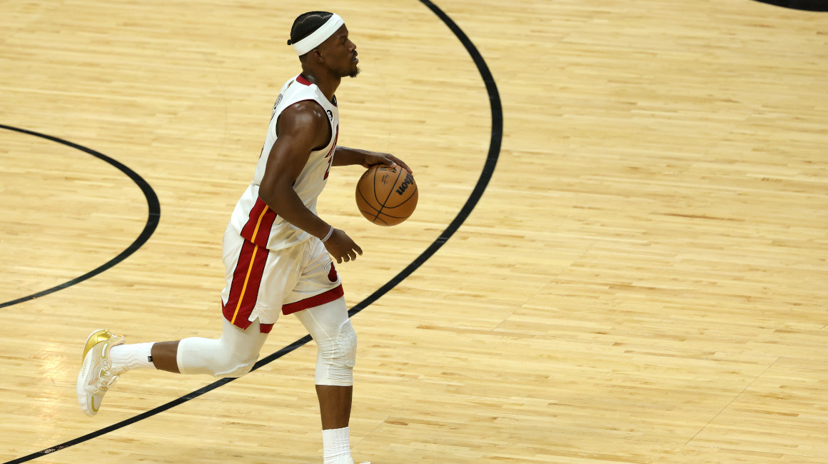 Jimmy Butler, de Miami Heat, lleva el balón a la cancha durante el segundo cuarto contra los Denver Nuggets en el tercer juego de las finales de la NBA, el 7 de junio de 2023.
