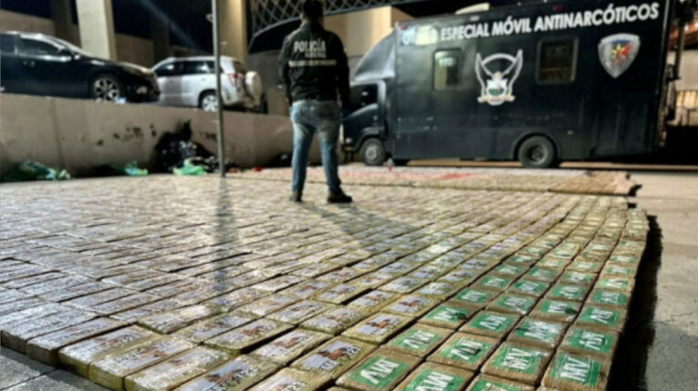 La Policía encontró 2 toneladas de cocaína en una vivienda en Los Vergeles, en Guayaquil.