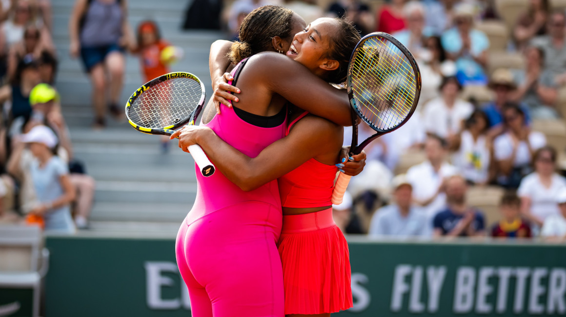 Leylah Fernández y Taylor Townsend se abrazan y celebran su paso a las semifinales de dobles femeninos de Roland Garros, el 7 de junio de 2023.