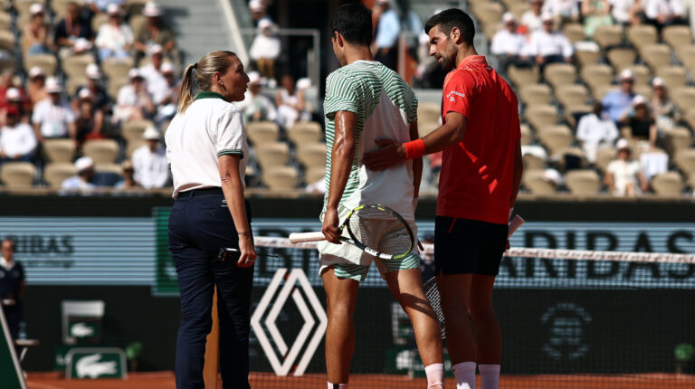 Djokovic vence a un Alcaraz lesionado y jugará la final de Roland Garros