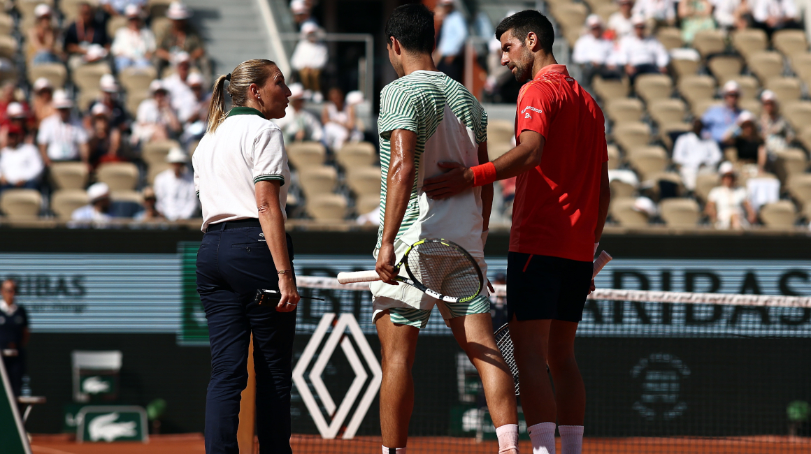 Carlos Alcaraz se lesionó en el partido ante Novak Djokovic, en las semifinales de Roland Garros, el 9 de junio de 2023.