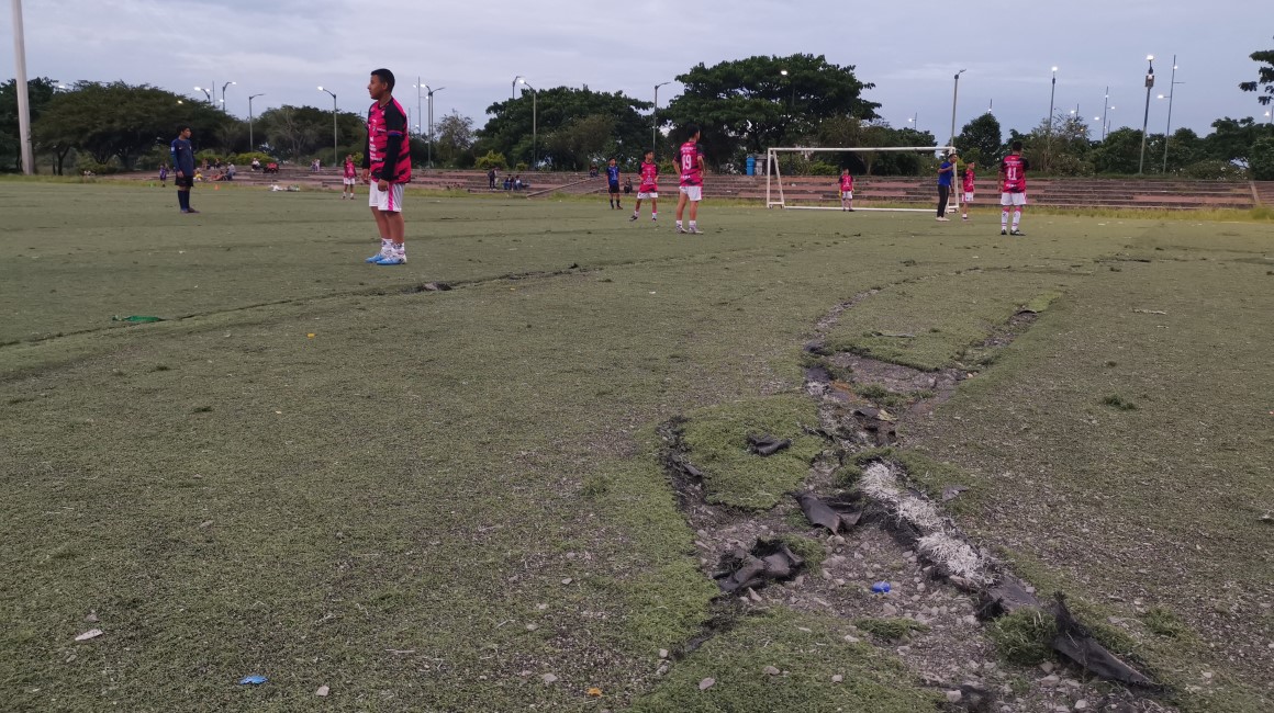 El césped sintético de dos canchas de fútbol luce deteriorado por un año en el Parque Samanes, al norte del Guayaquil. El Municipio pidió la competencia con recursos.  