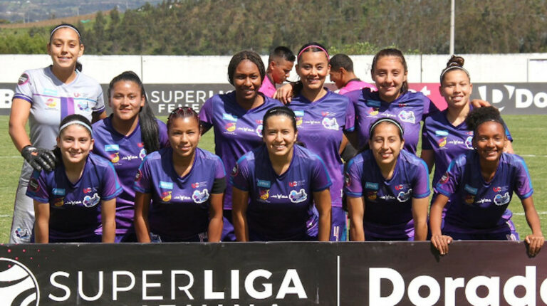 Las jugadoras de Ñusta FC posan previo a un partido de la Superliga femenina 2023.