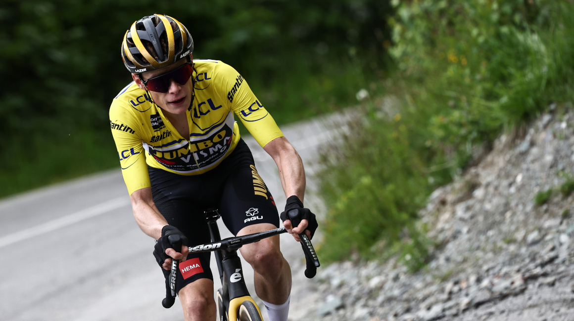Jonas Vingegaard lidera la carrera en el Col de la Croix de Fer durante la séptima etapa del Dauphiné, el 10 de junio de 2023.