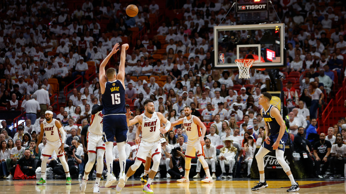 Nikola Jokic de los Denver Nuggets dispara una canasta de tres puntos durante contra Miami Heat en el cuarto juego de las finales de la NBA, el 9 de junio de 2023.