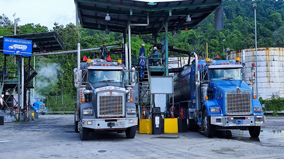Tanqueros cargan el asfalto que produce Petroecuador en la Refinería de Esmeraldas.
