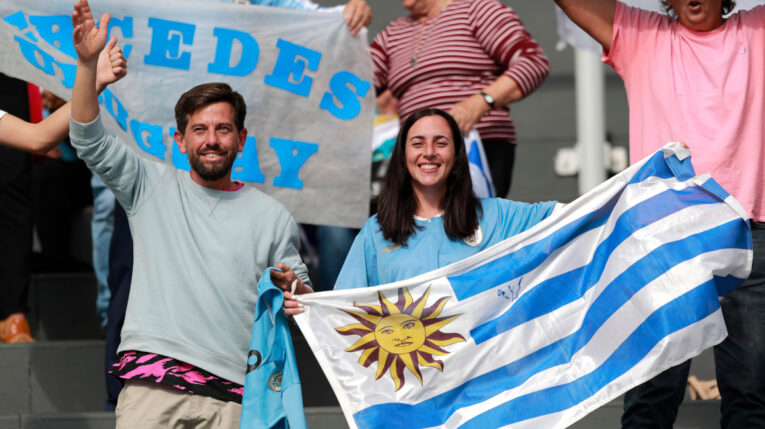 Hinchas de Uruguay animan en el partido de las semifinales de la Copa Mundial de Fútbol Sub 20 ante Israel.
