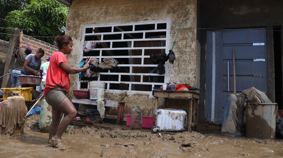 Ciudadanos de Esmeraldas intenta rescatar sus artículos personales tras las inundaciones, el 5 de junio de 2023.