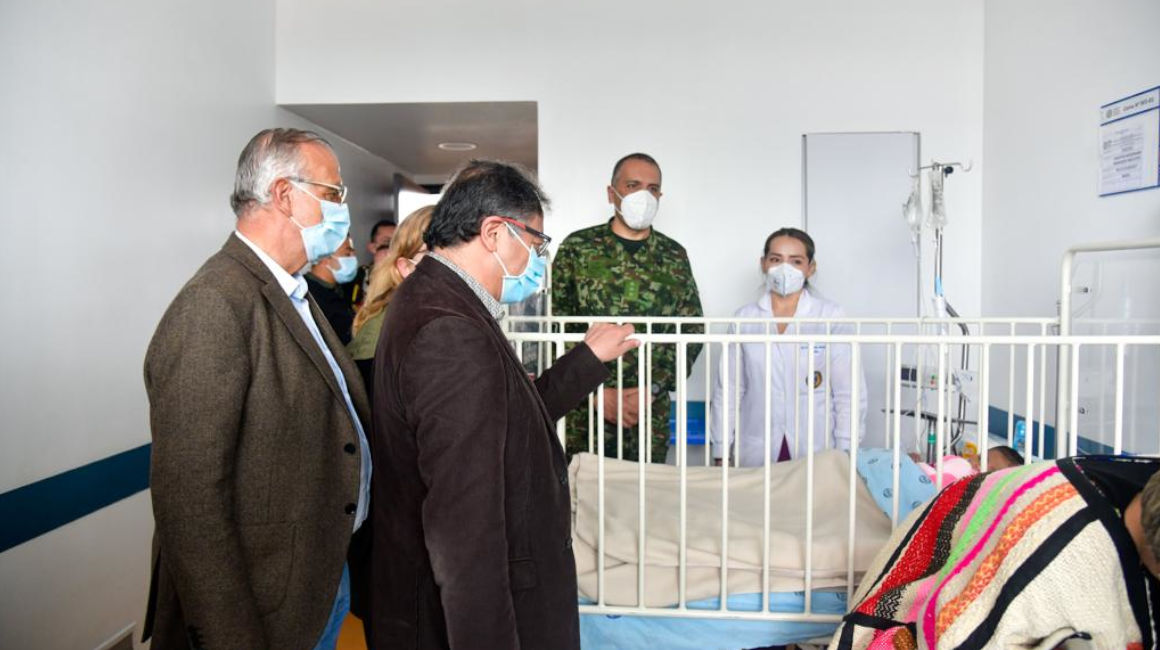 El presidente Gustavo Petro visitó, en el hospital, a los cuatro niños hallados en la selva de Colombia, el 9 de junio de 2023.