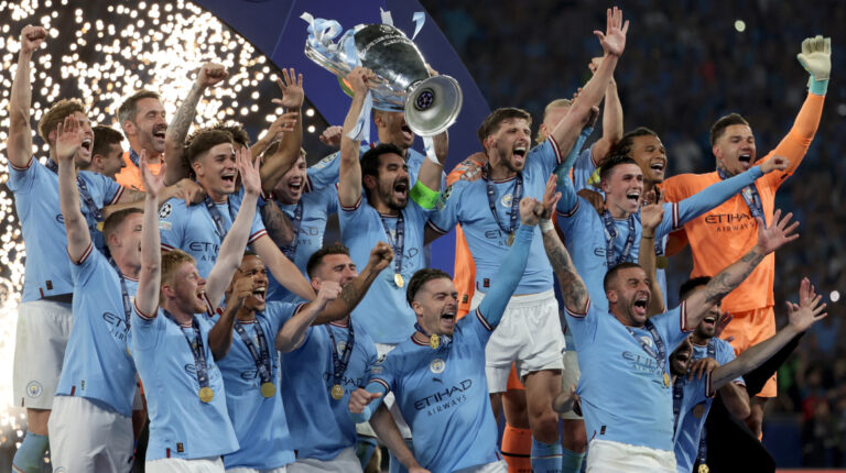 Los jugadores del Manchester City celebran con el trofeo, el campeonato de la Champions League, el 10 de junio de 2023.