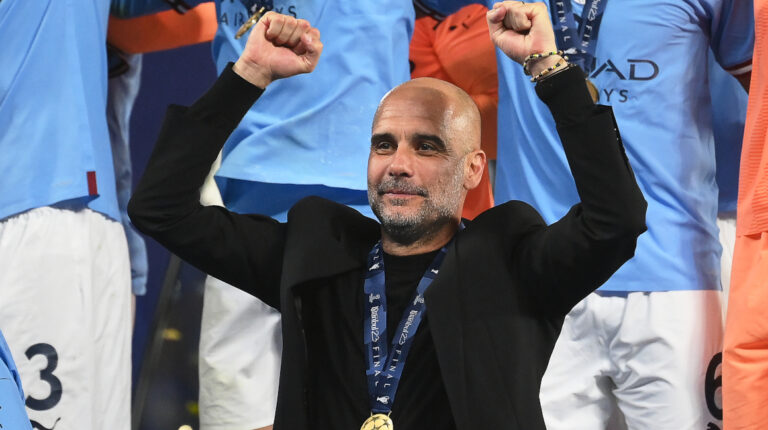 El técnico del Manchester City, Pep Guardiola, celebra el título de la Champions League, el 10 de junio de 2023.