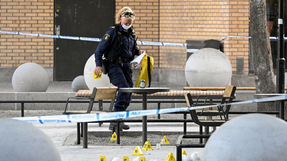 Una agente sueca en la escena del tiroteo en Estocolmo, Suecia.