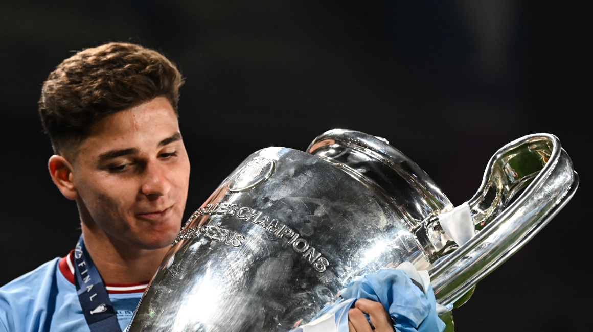 El argentino Julián Álvarez, del Manchester City, con el trofeo de la Champions League, el 10 de junio de 2023.