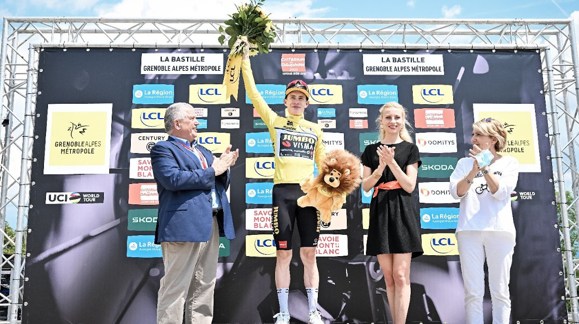 Jonas Vingegaard celebra en el podio, tras salir campeón del Dauphiné, el 11 de junio de 2023.