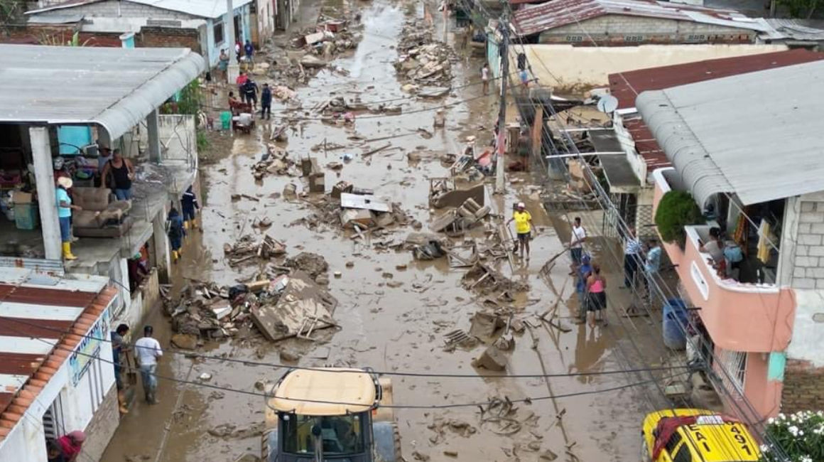 Imagen referencial de escombros y lodo en Esmeraldas, tras las inundaciones registradas al inicio de junio de 2023.