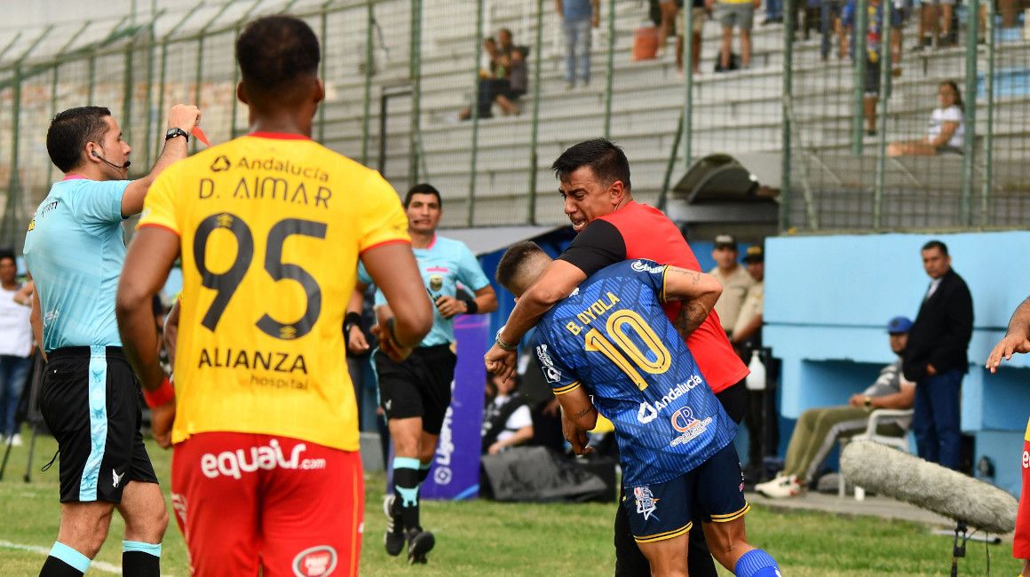 El técnico César Farías es expulsado en el encuentro Delfín vs. Aucas, de la LigaPro, el 11 de junio de 2023.