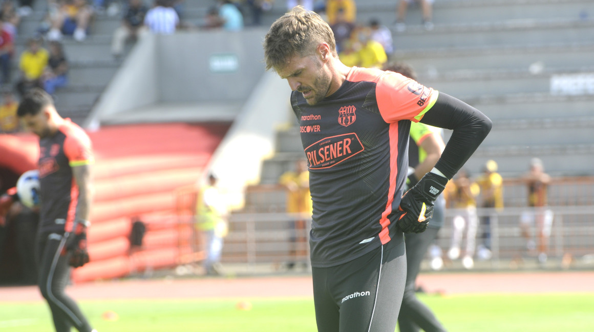 El portero de Barcelona, Javier Burrai, en el entrenamiento previo al encuentro contra Guayaquil City, el 11 de junio de 2023.