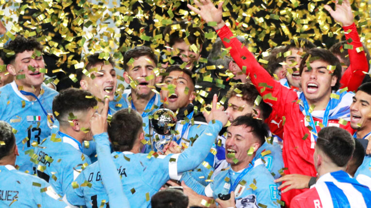 Los jugadores de Uruguay celebran el título del Mundial Sub 20, el domingo 11 de junio de 2023.
