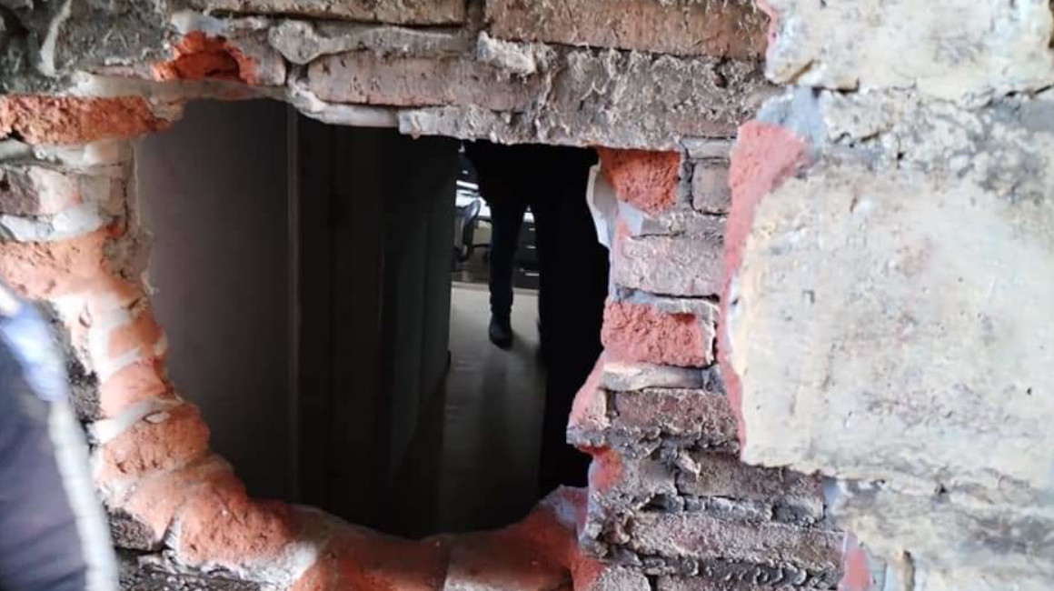 Delincuentes abrieron un agujero en una casa contigua a la agencia de BanEcuador, en Manabí, para llevarse USD 295.000, el 11 de junio de 2023.