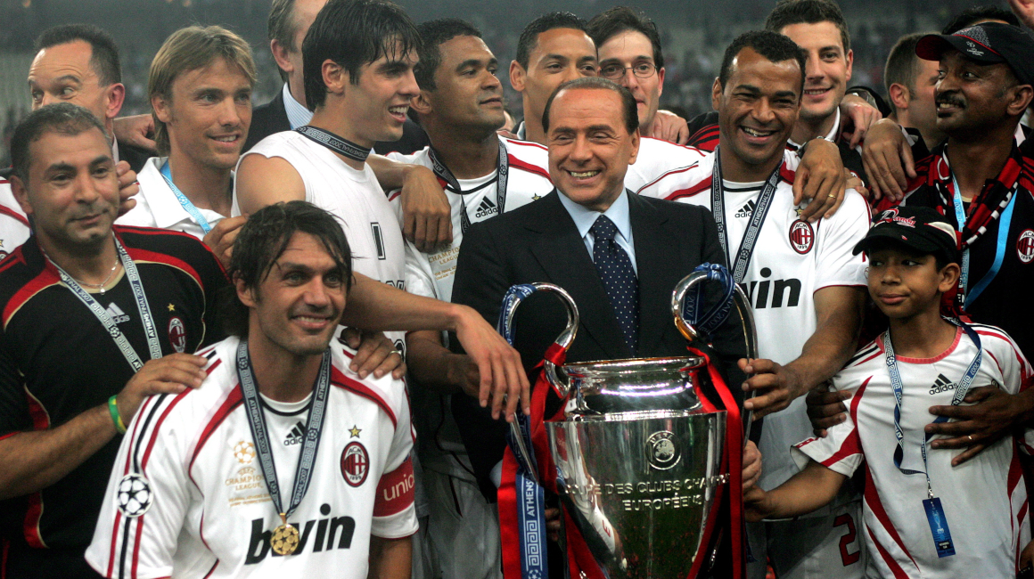 El presidente del AC Milan, Silvio Berlusconi, celebra con los jugadores el título de la UEFA Champions League en el estadio olímpico de Atenas, Grecia, el 23 de mayo de 2007.