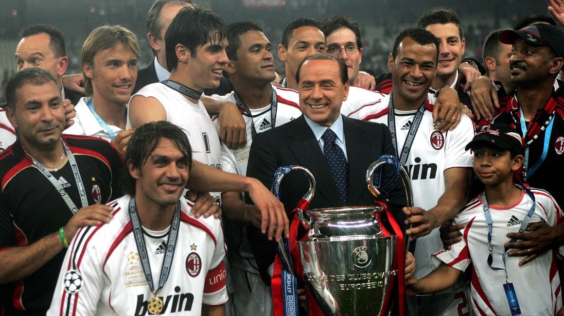 Silvio Berlusconi celebra con los jugadores del AC Milan el título de la Champions League de 2007.