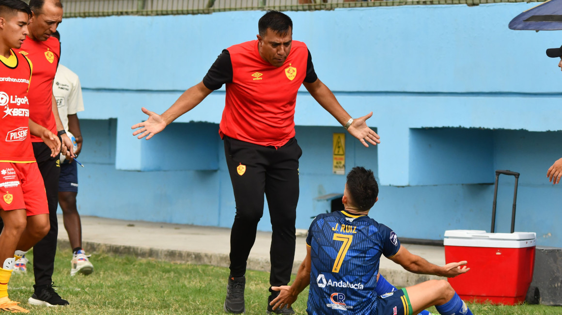 El DT venezolano César Farías reacciona tras agredir a un jugador de Delfín en Manta, el 11 de junio de 2023.
