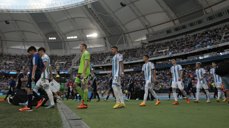 Jugadores de Argentina ingresan al campo el 23 de mayo, en un partido del Mundial Sub 20 en el estadio Único de Ciudades en Santiago del Estero.